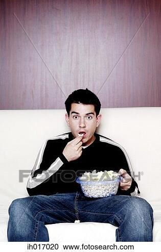 man-eating-popcorn_~ih017020.jpg